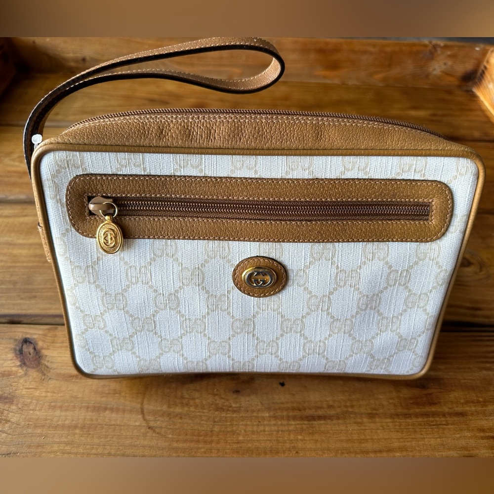 Gucci
Neo Vintage leather clutch bag
